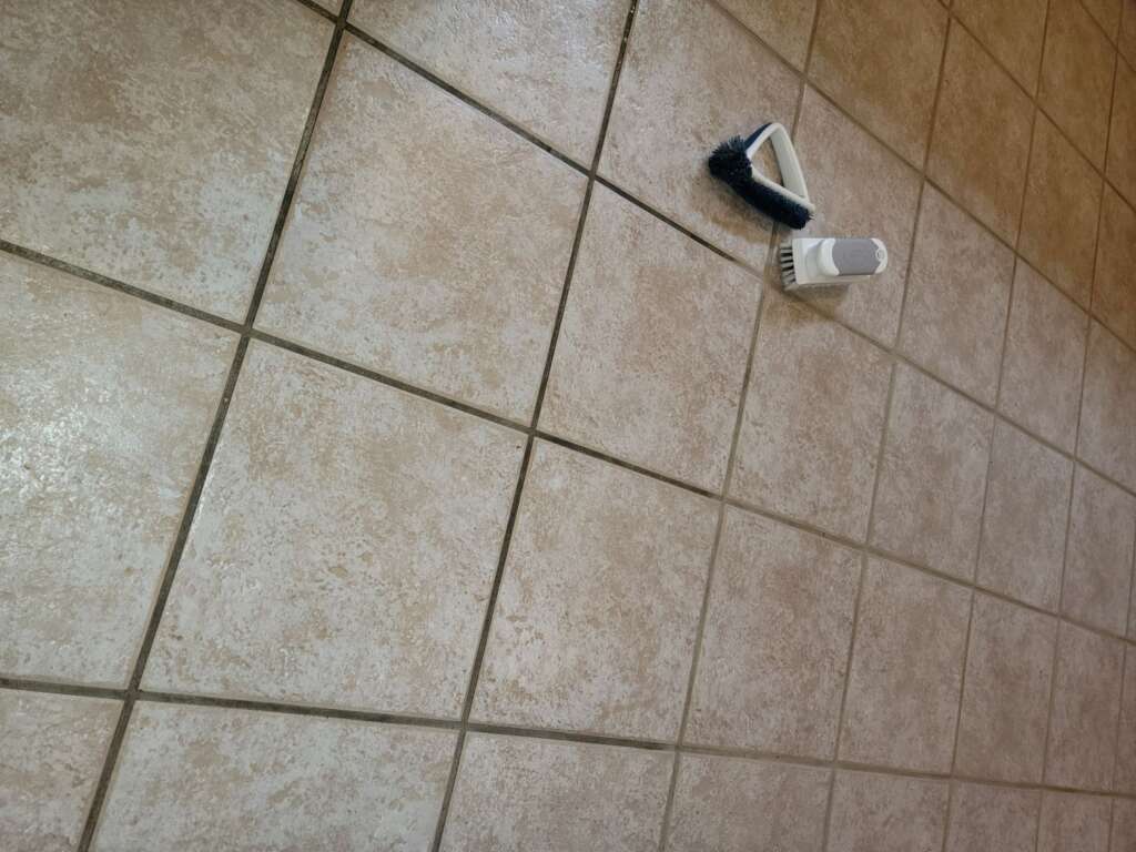 Dirty tile & grout vs clean tile & grout